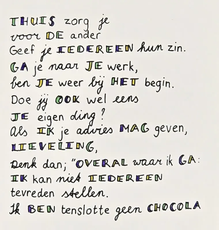 Handgeschreven gedicht met ingekleurde hoofdletters