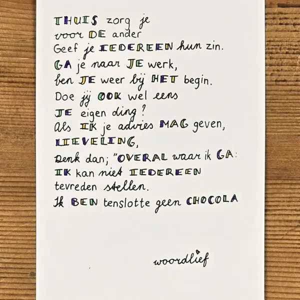 Een handgeschreven kaart op een houten tafel