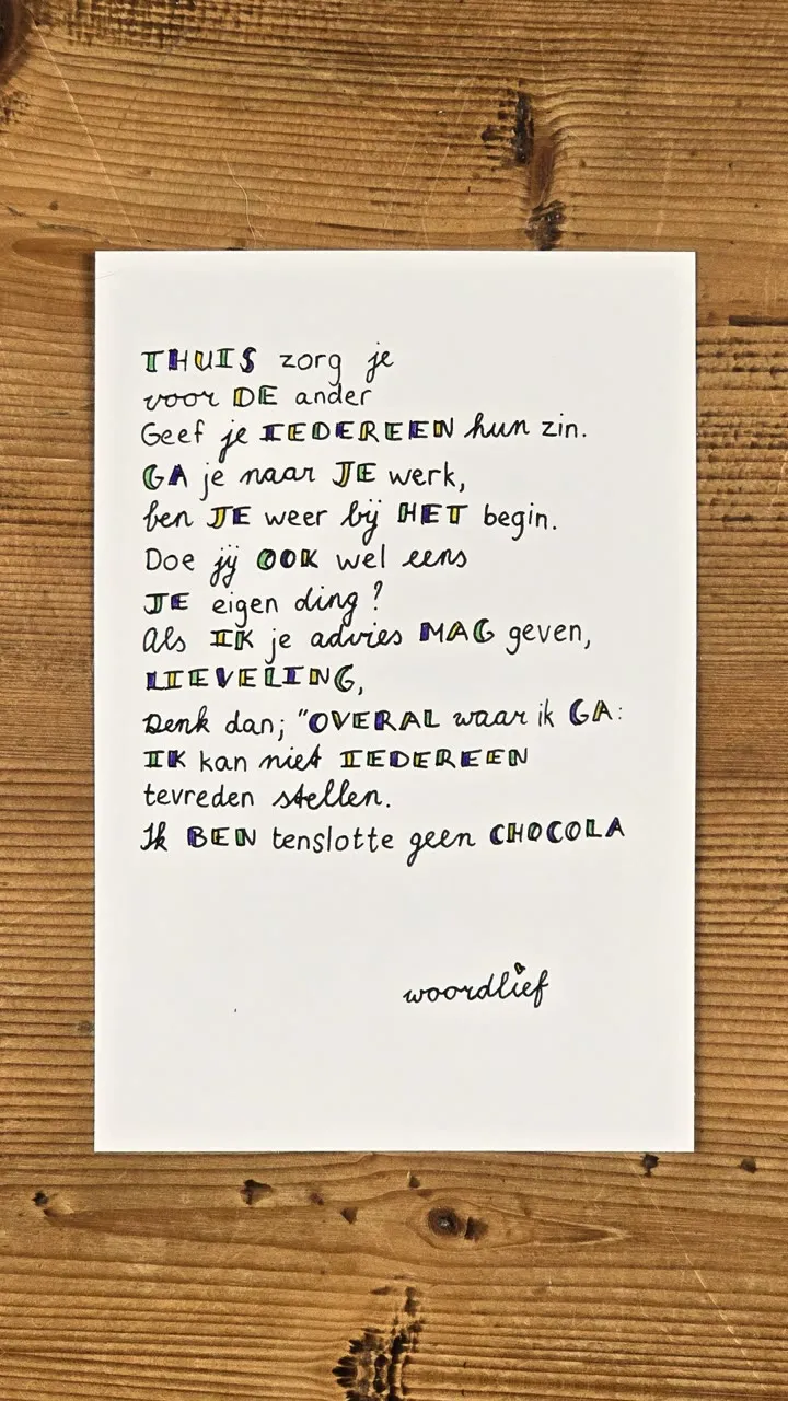 Handgeschreven kaart met het gedicht Chocola op een houten tafel